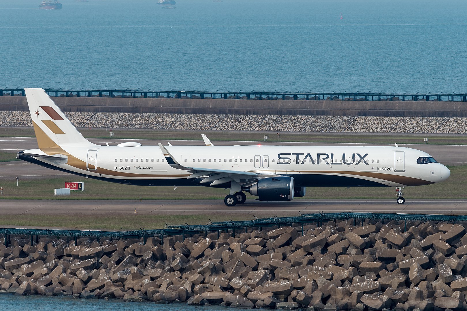 Starlux Airlines fleet, cabin, seats, IFE, baggage, safety and punctuality